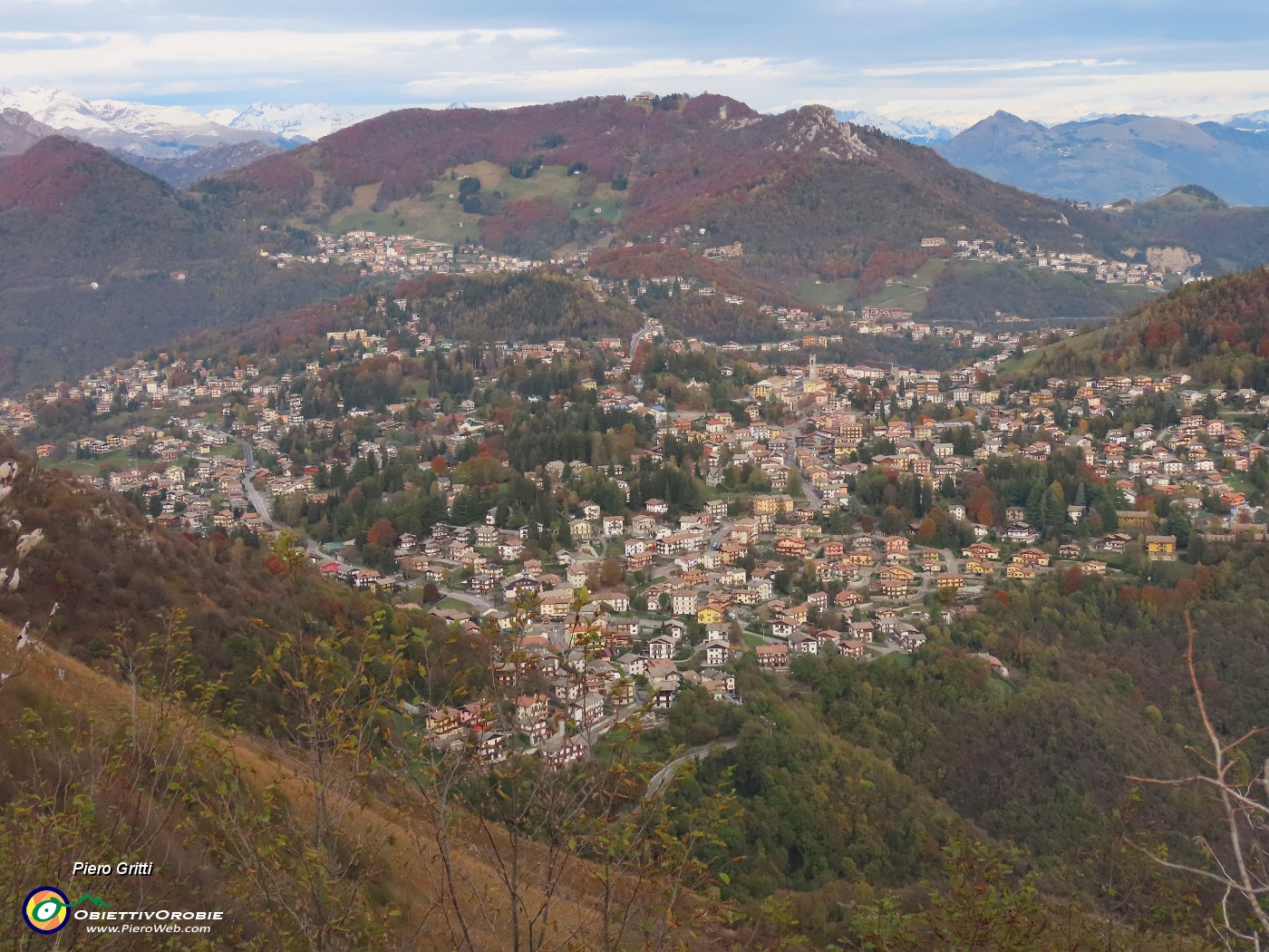 35 Dall'anticima vista sull'altopiano e i suoi monti.JPG